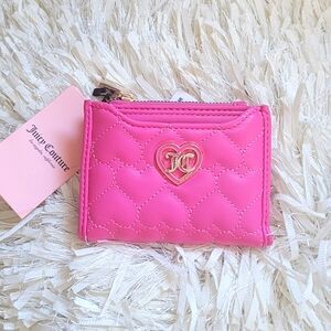 JUICY COUTURE HEART BIFOLD W/PULL OUT CARD CASE.